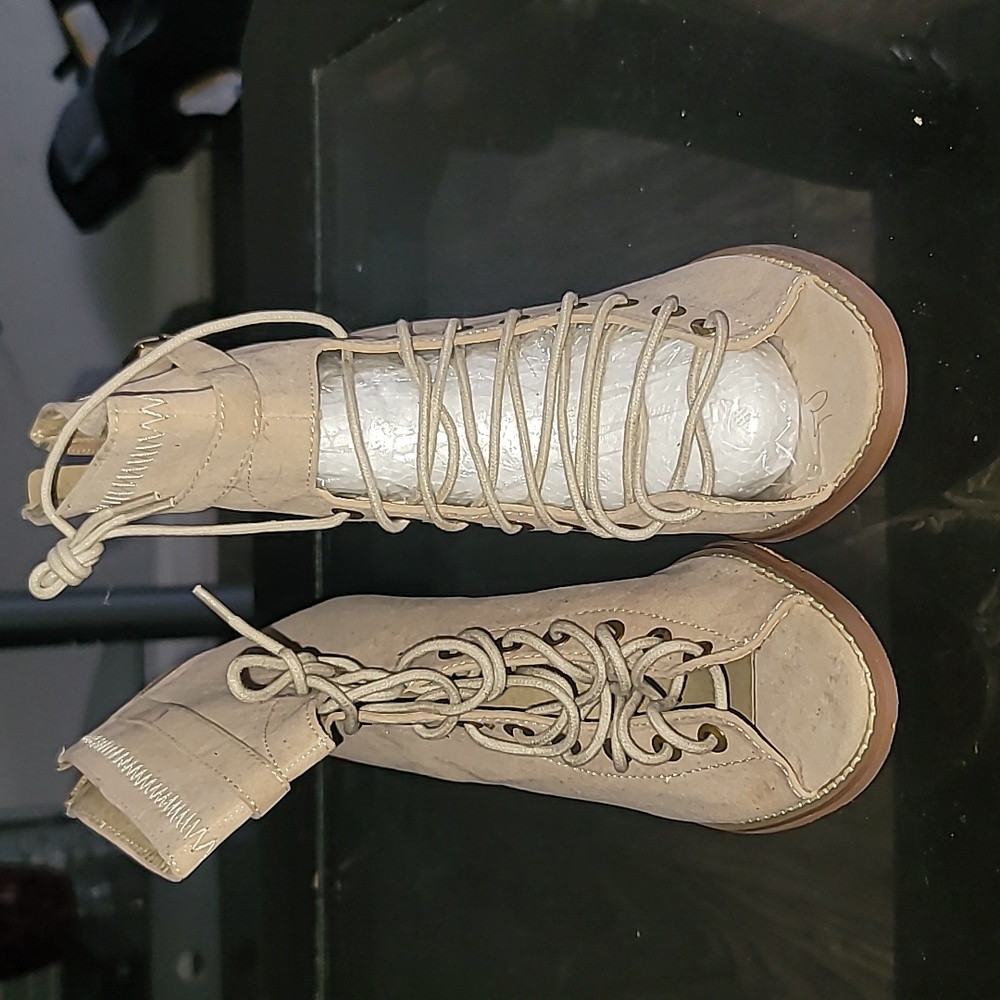 Woman's Tan Ankle Boots w/Heel